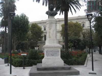 La statua commemorativa di Giuseppe Massari restaurata nel 2013, in Largo Eroi del Mare